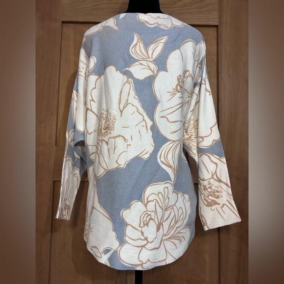 Floral Patterned Women's Sweater Blouse in Blue and Cream - Picture 2 of 4